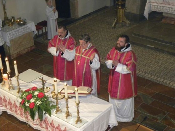 Firmung in St. Gallen / P. Ulrich Diel OSB Abt Bruno spendet unseren Jugendlichen das Sakrament der Firmung