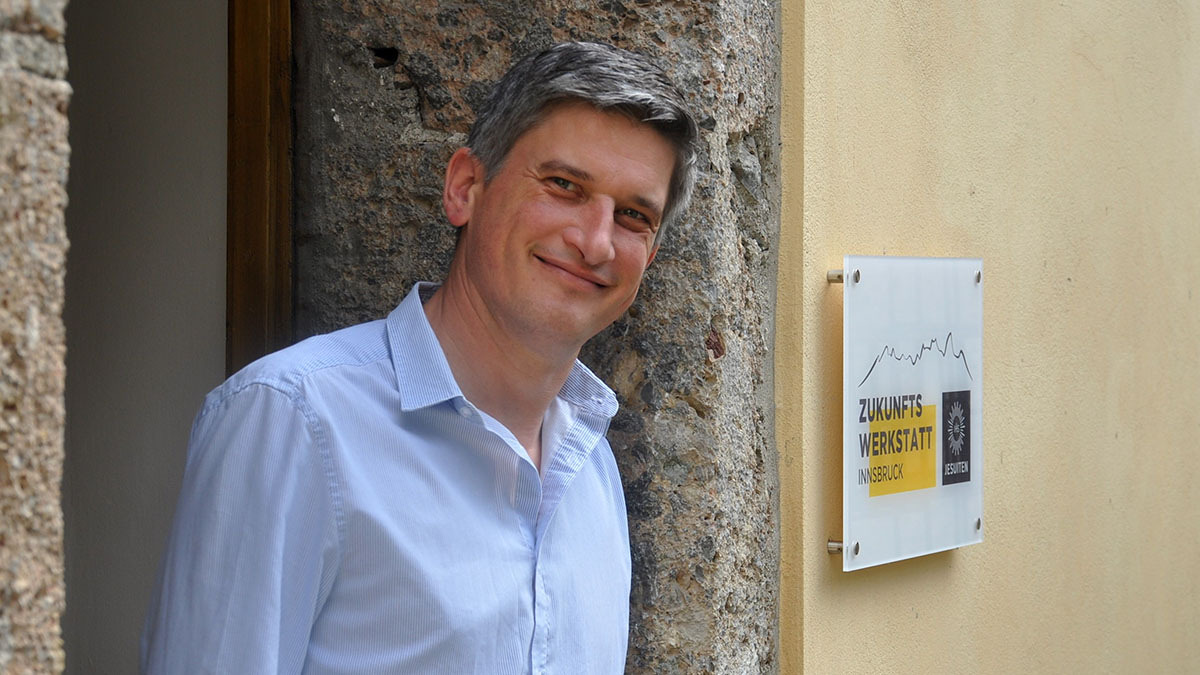 Felix Schaich / ECE Innsbruck, Österreich, 2023: Pater Felix Schaich SJ vor der Zukunftswerkstatt in Innsbruck.