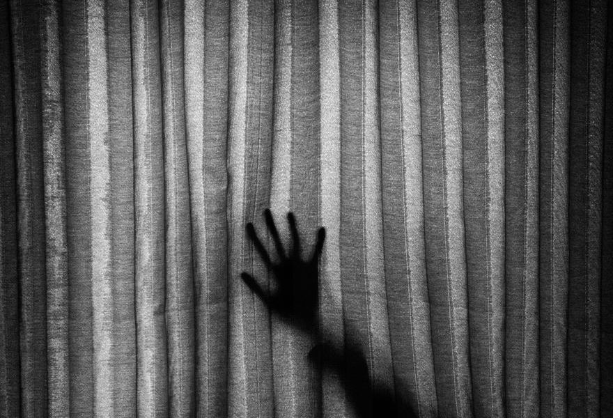 Hand hinter Vorhang, schwarz-weiß / Unsplash Hand hinter Vorhang, schwarz-weiß